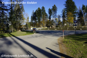 Kreisverkehr an der Zufahrt – Center Parcs Park Allgäu, Foto Nov. 2018