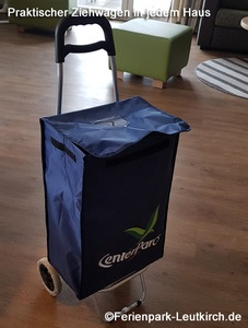 Bollerwagen für das Gepäck – Center Parcs Park Allgäu, Foto Dez. 2018